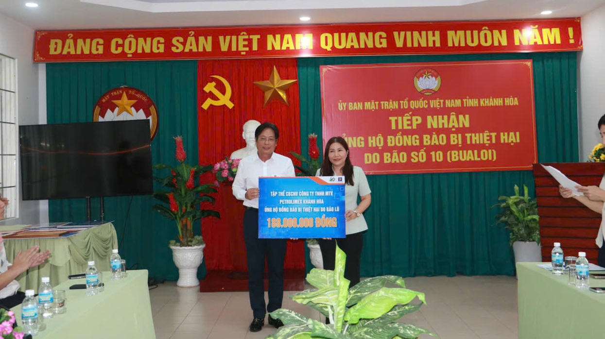 Công ty TNHH Một thành viên Petrolimex Khánh Hòa hơn 188 triệu đồng cho bào các tỉnh khắc phục thiệt hại do cơn bão số 10. Ảnh: X.H.