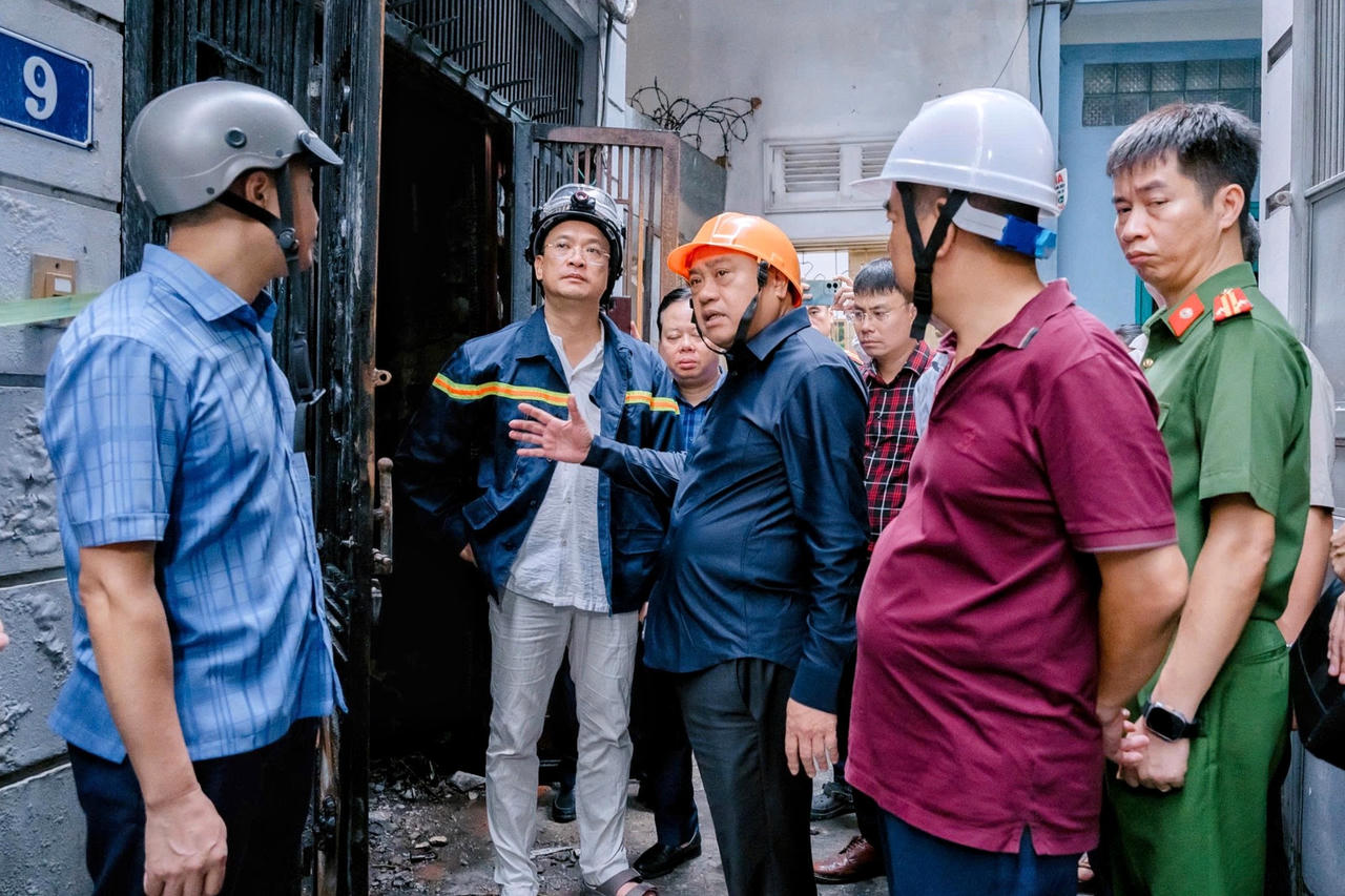 Chủ tịch UBND TP Hà Nội trực tiếp đến hiện trường chỉ đạo, kiểm tra vụ cháy khiến 5 người chết. Ảnh: Lê Khánh.