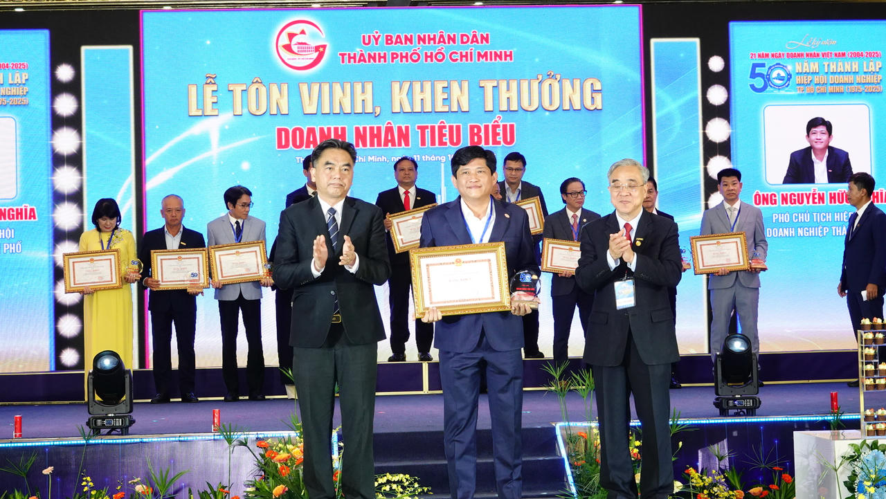 Lãnh đạo thành phố khen thưởng doanh nghiệp tiêu biểu. Ảnh: U.P.