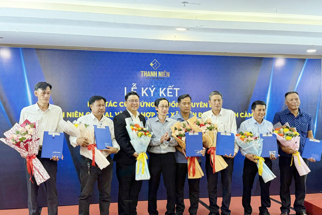 Đại diện các HTX tại buổi ký kết cung ứng cua cho đơn vị xuất khẩu nước ngoài. Ảnh: Trung Kiên. 