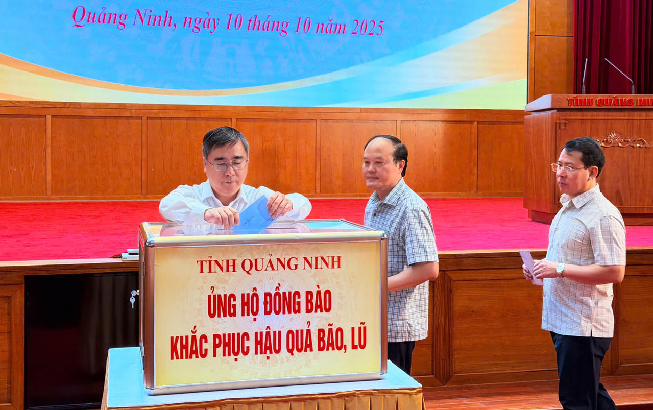 Ban Thường trực Ủy ban MTTQ Việt Nam tỉnh Quảng Ninh phát động phong trào ủng hộ đồng bào các tỉnh bị thiệt hại do bão số 10, 11. Ảnh: ĐVCC