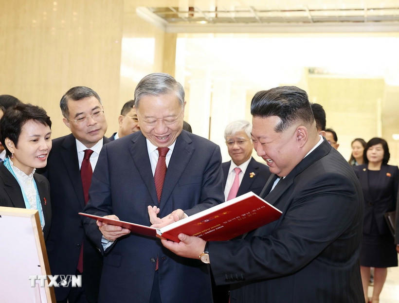 Tổng Bí thư Tô Lâm trao tặng Tổng Bí thư, Chủ tịch Quốc vụ CHDCND Triều Tiên Kim Jong Un cuốn sách ảnh "Thắm tình hữu nghị Việt Nam-Triều Tiên." (Ảnh: Thống Nhất/TTXVN)