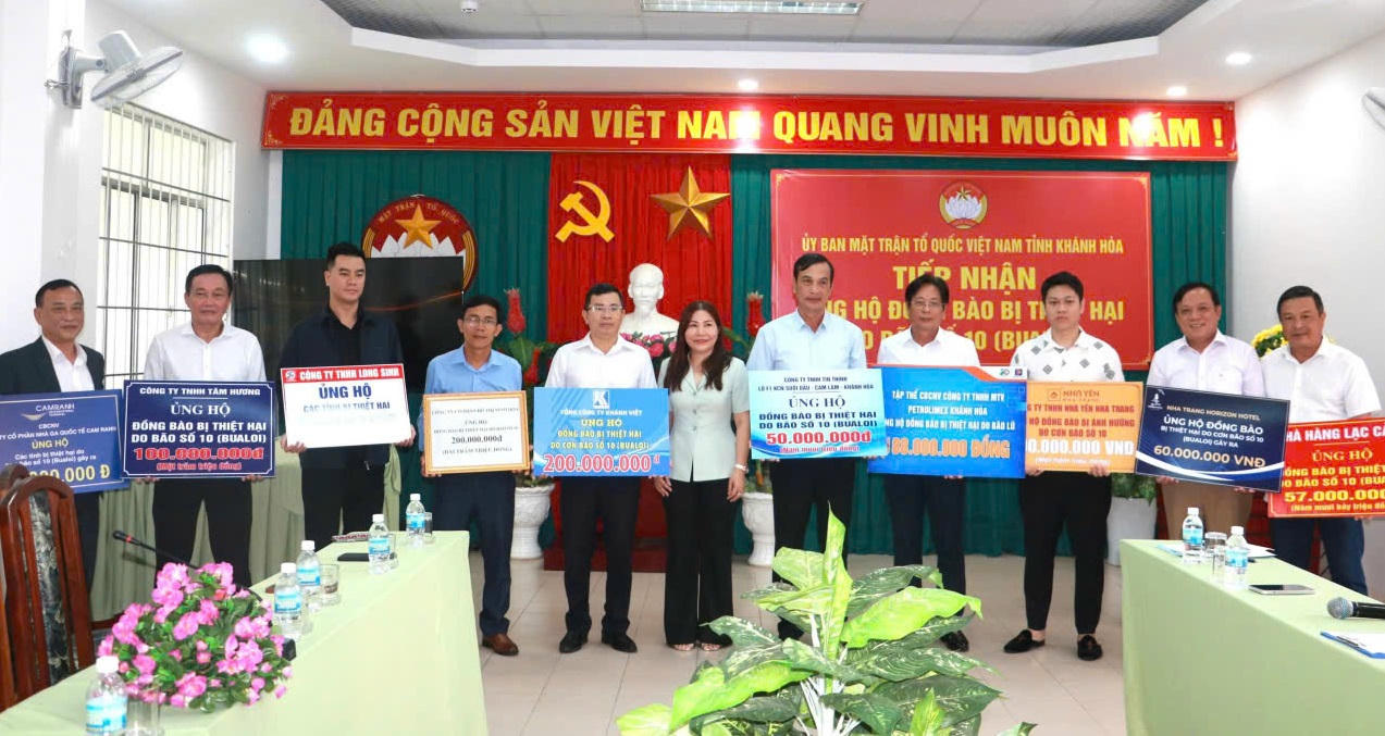 Đại diện các đơn vị trao kinh phí ủng hộ đồng bào các tỉnh khắc phục thiệt hại do cơn bão số 10 cho Ủy ban MTTQ Việt Nam tỉnh Khánh Hòa. Ảnh: X.H.