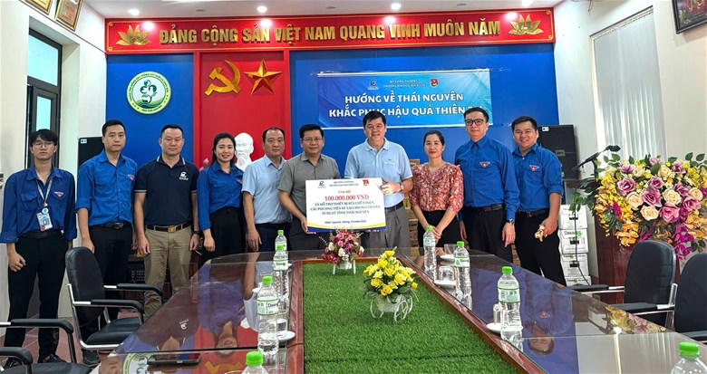 PGS.TS Đinh Văn Châu đến thăm hỏi và trao tặng 100 triệu đồng thông qua Ủy ban MTTQ Việt Nam tỉnh Thái Nguyên.<div data-empty="true">. </div>