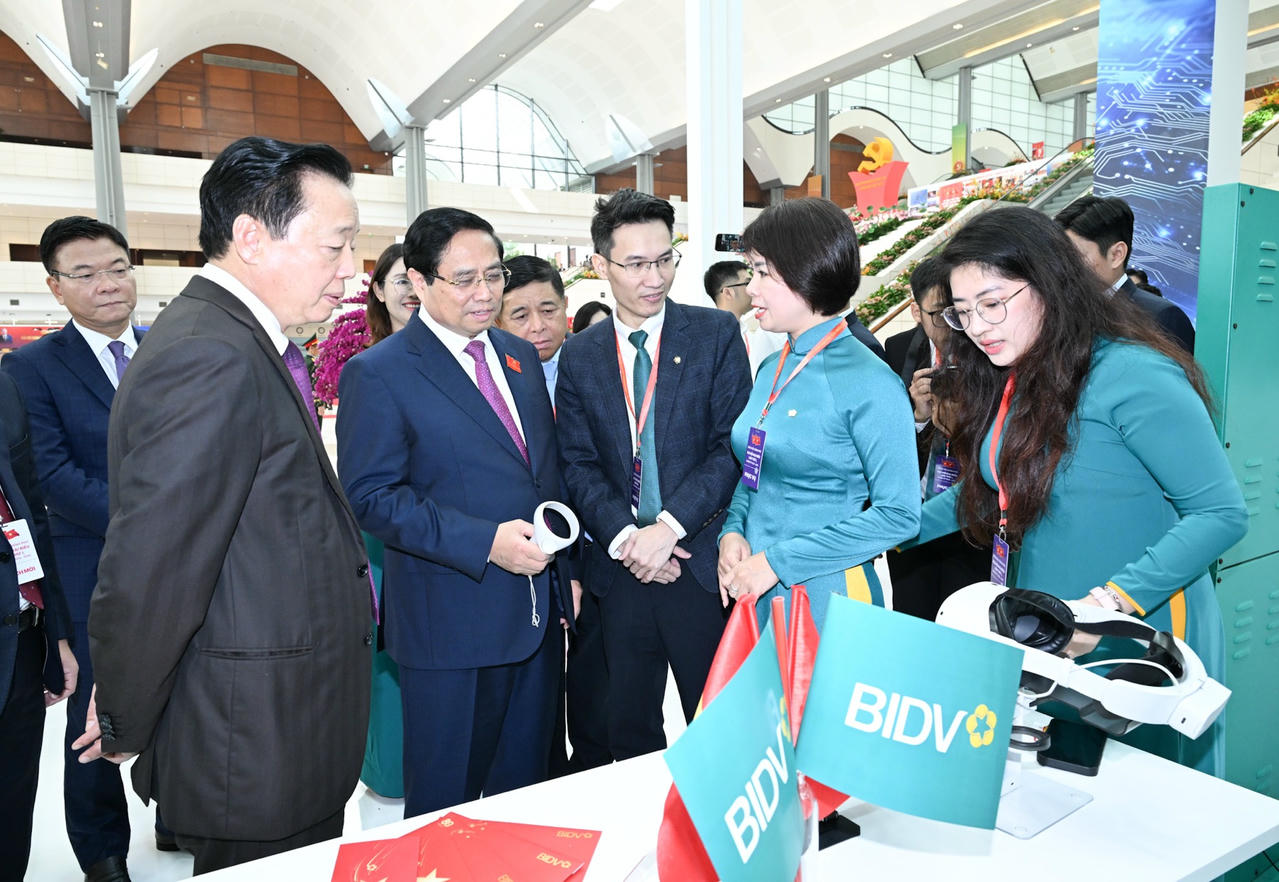 Thủ tướng Phạm Minh Chính và các đại biểu tham quan các triển lãm được tổ chức nhân dịp Đại hội. Ảnh: VGP