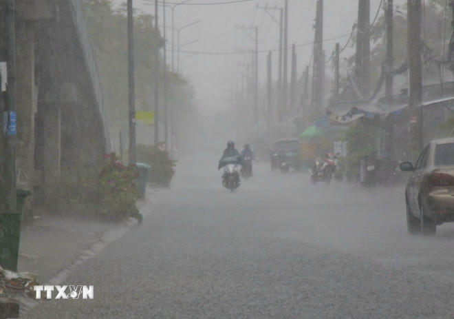  Người dân cần chú ý khi đi ra ngoài trong lúc mưa dông. (Ảnh: Duy Khương/TTXVN).