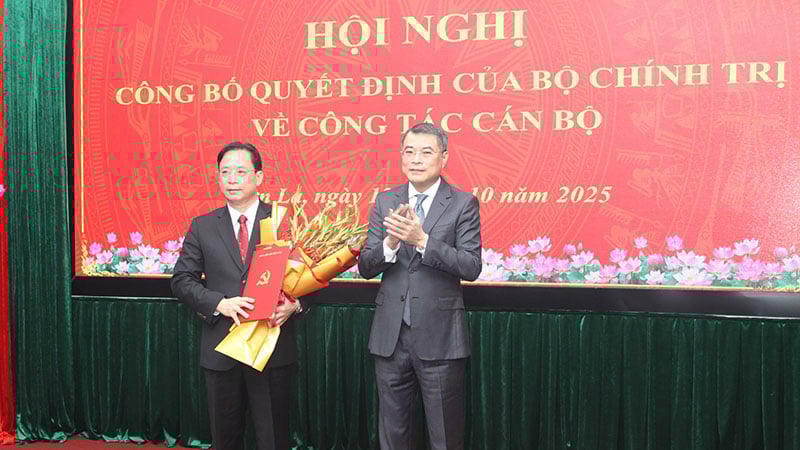 Ông Lê Minh Hưng trao Quyết định và tặng hoa chúc mừng ông Hoàng Văn Nghiệm. Ảnh: Q.Tuấn