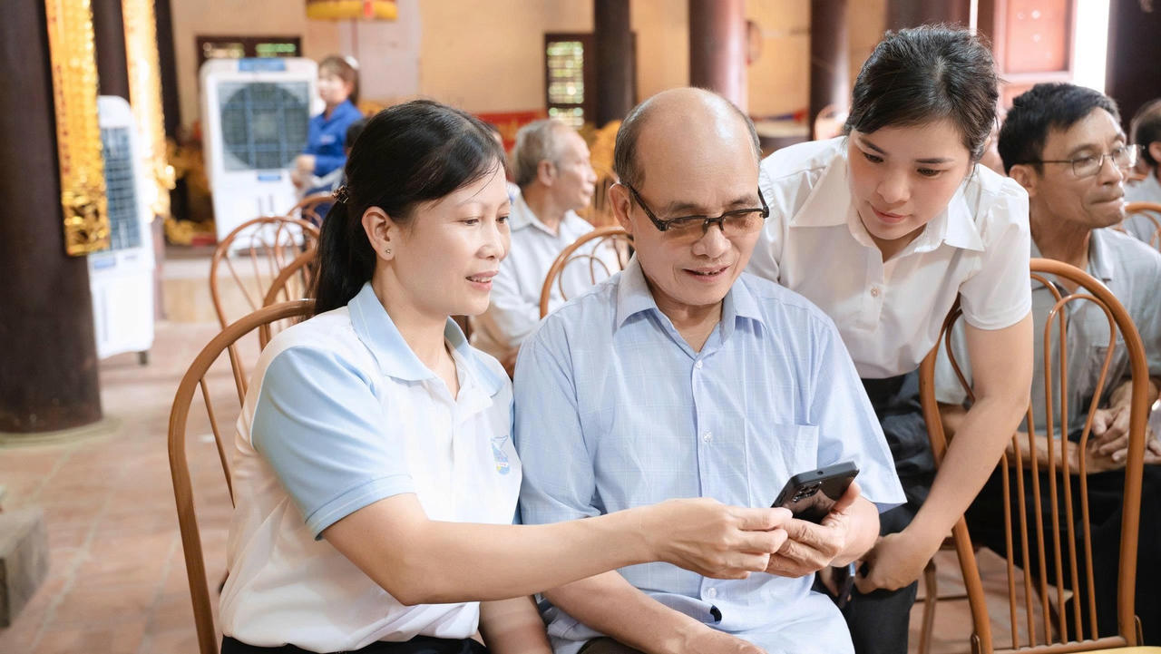 Các “Tổ công nghệ số cộng đồng” giúp cán bộ cơ sở thực hành ngay trên ứng dụng, thiết bị, công việc cụ thể.