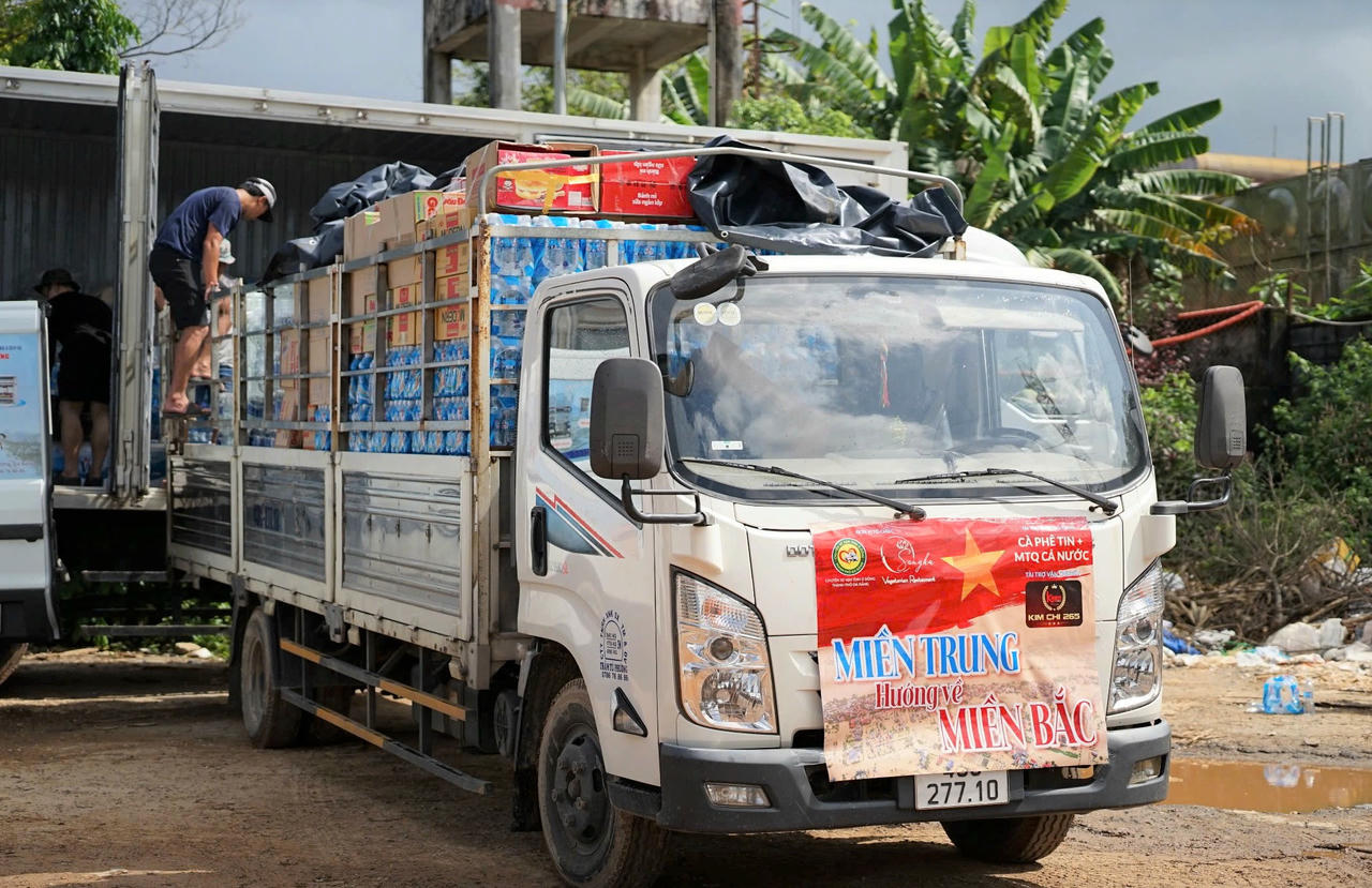 Những chiếc xe chở nhu yếu phẩm hỗ trợ cho bà con phía Bắc. Ảnh: Nguyễn Tín.