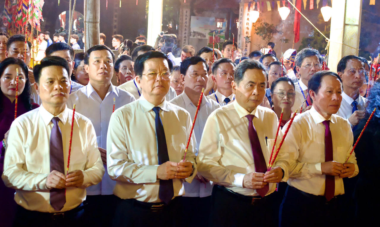 Chủ tịch Quốc hội Trần Thanh Mẫn, Phó Thủ tướng Chính phủ Mai Văn Chính cùng lãnh đạo TP Hải Phòng dâng hương tại Đền Kiếp Bạc, TP Hải Phòng. Ảnh: ĐT.