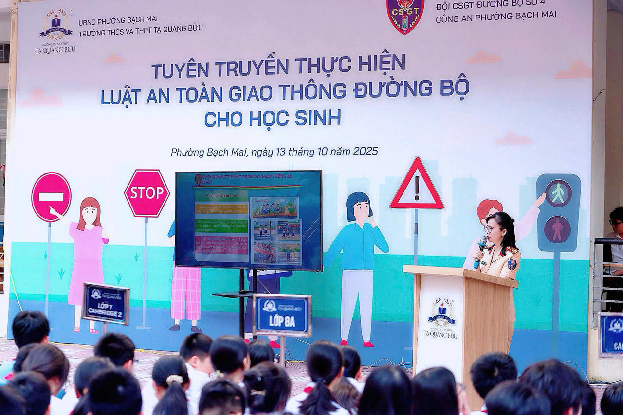 Nhằm xây dựng văn hóa giao thông trong lứa tuổi học sinh, lực lượng CSGT Hà Nội thường xuyên tổ chức các buổi truyên truyền. Ảnh: Lê Khánh.