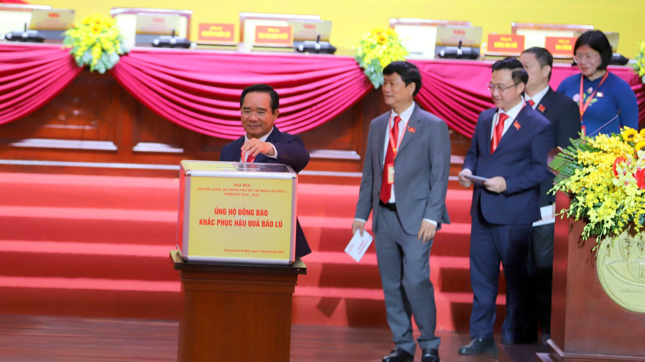 Chủ tịch UBND TP Hồ Chí Minh và các đại biểu đóng góp ủng hộ đồng bào khắc phục hậu quả bão lũ. Ảnh: BTC.. 