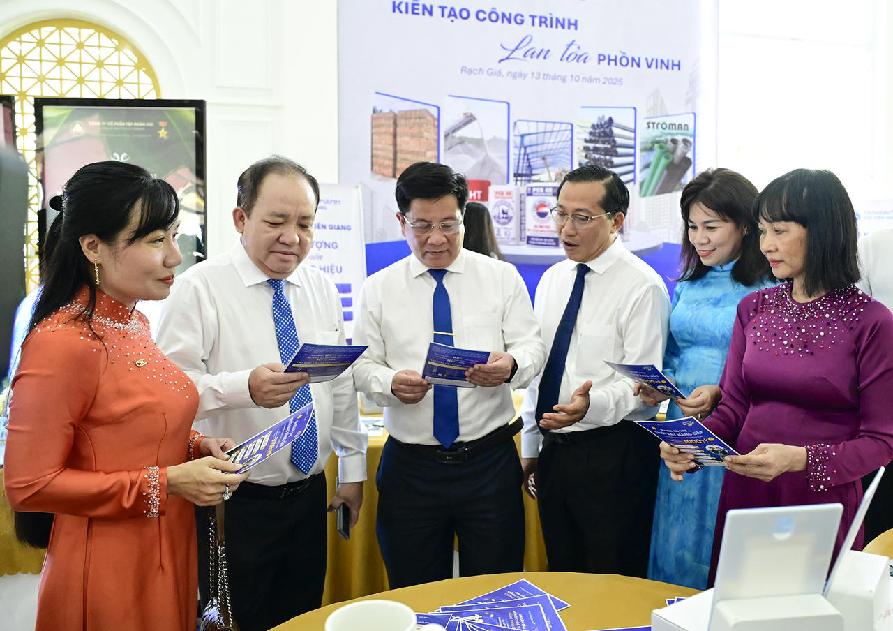 Đại biểu tham quan không gian giới thiệu, quảng bá sản phẩm đặc trưng tỉnh An Giang. Ảnh Nguyễn Minh. 