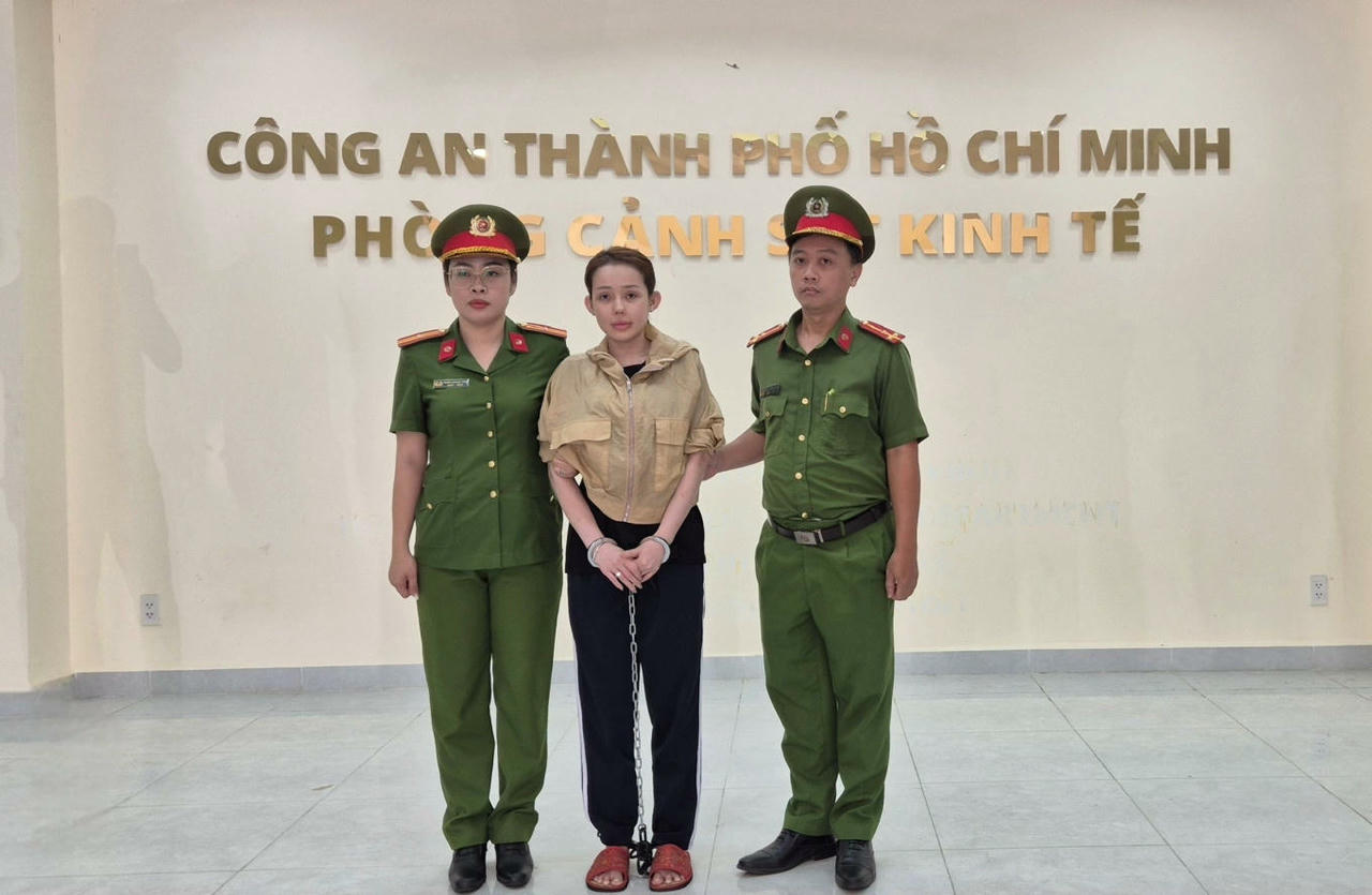 Ngân 98 bị bắt vì cáo buộc sản xuất, buôn bán hàng giả là thực phẩm