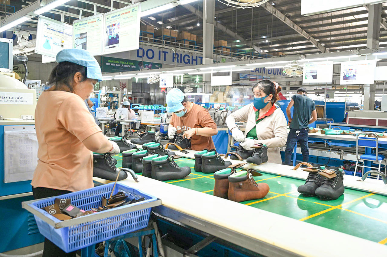 Giày da - một trong những mặt hàng xuất khẩu chủ lục của An Giang. Ảnh Nguyễn Minh. 