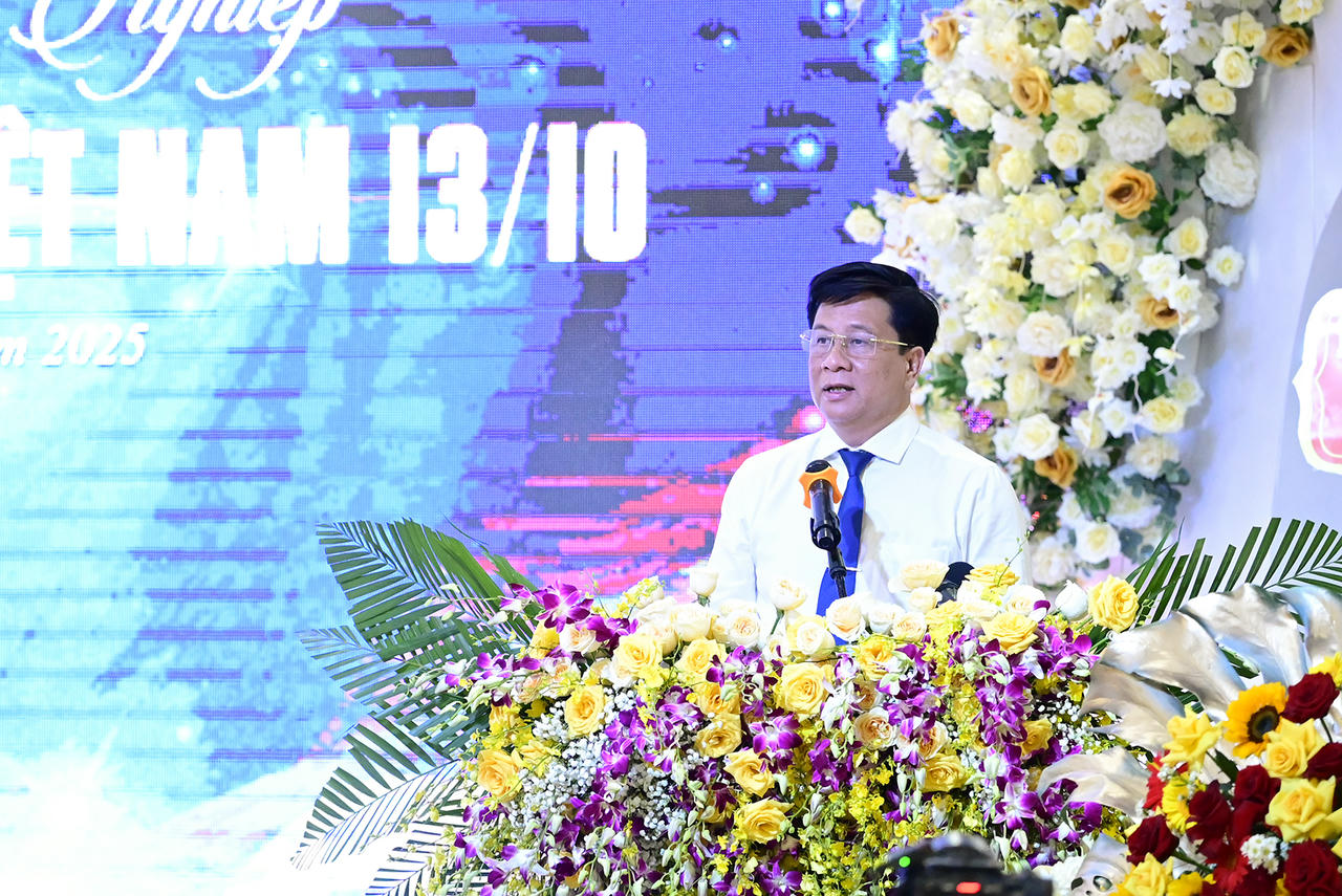 Chủ tịch UBND tỉnh An Giang Hồ Văn Mừng phát biểu tại buổi gặp mặt.
3.	Đại biểu tham quan không gian giới thiệu, quảng bá sản phẩm đặc trưng tỉnh An Giang. Ảnh Nguyễn Minh.