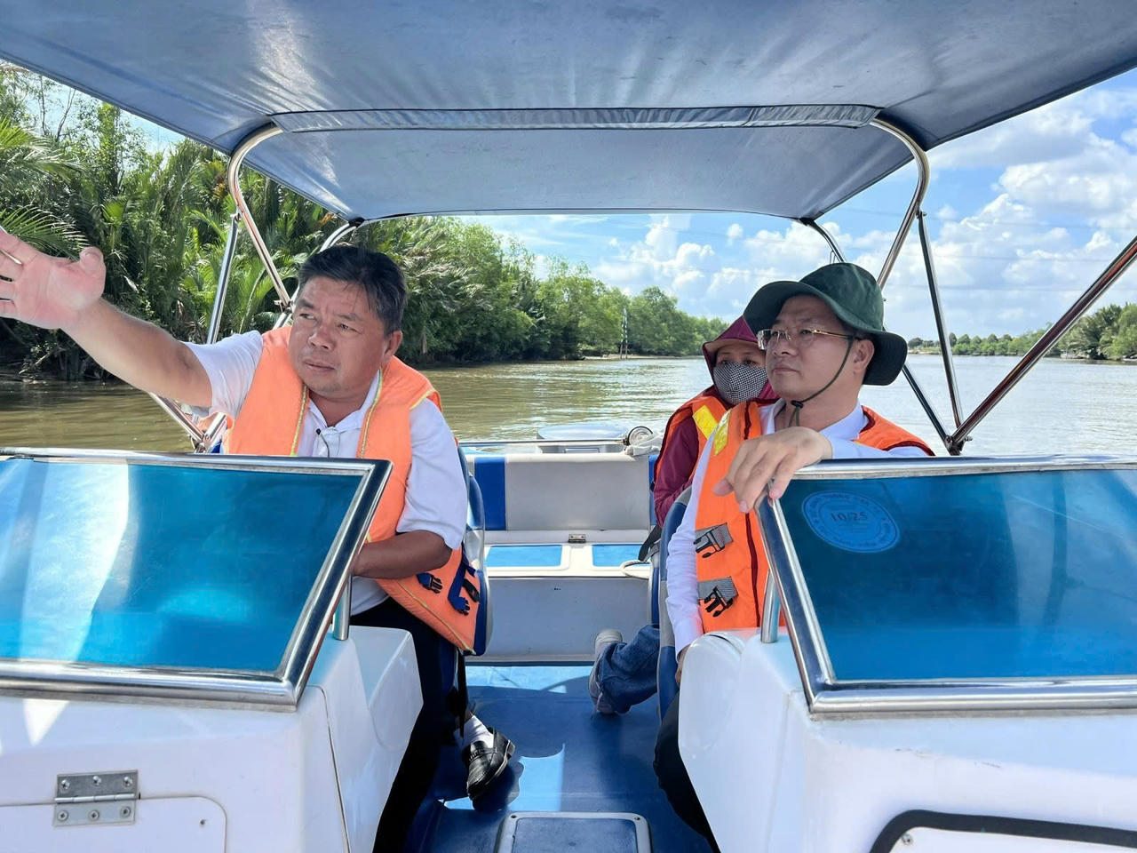 Những chuyến thực địa về địa phương giúp các giảng viên, nhà khoa học của Phân hiệu Trường Đại học Thủy lợi giải quyết các bài toán về thủy lợi, công trình ở một số tỉnh đồng bằng sông Cửu Long. Ảnh: V.T.