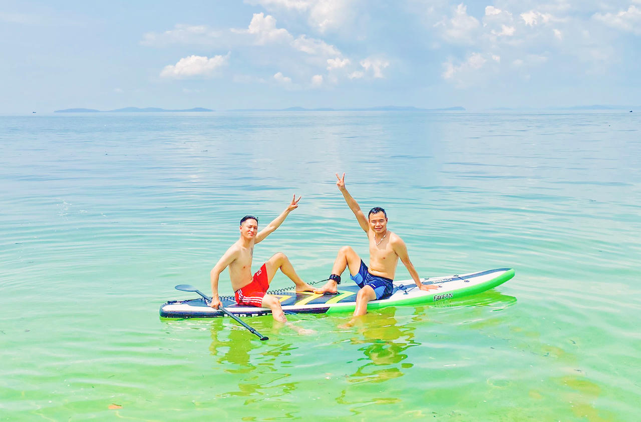 Du khách thích thú chèo kayak trên biển Phú Quốc. Đây cũng là trải nghiệm mà ai cũng muốn 1 lần được tham gia khi đặt chân đến Phú Quốc. Ảnh Nguyễn Minh.