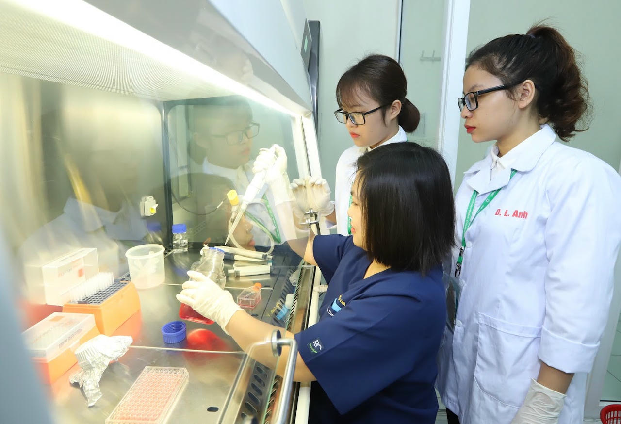 Sinh viên miệt mài nghiên cứu khoa học. Ảnh: Quang Vinh 