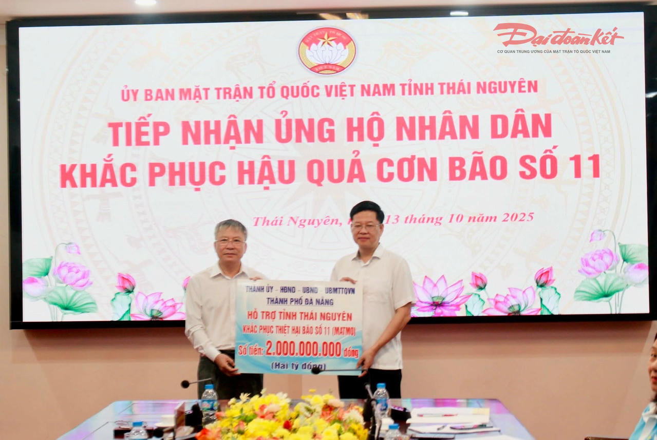 Ông Nguyễn Đức Dũng, Phó Bí thư Thành ủy, Chủ tịch HĐND TP. Đà Nẵng trao số tiền 2 tỷ đồng ủng hộ tỉnh Thái Nguyên. Ảnh: MTTQ Thái Nguyên