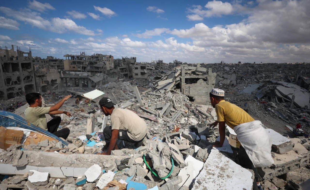 Người dân Palestine tìm kiếm thi thể người thân trong đống đổ nát ở Khan Younis Gaza. Nguồn: Getty Images.
