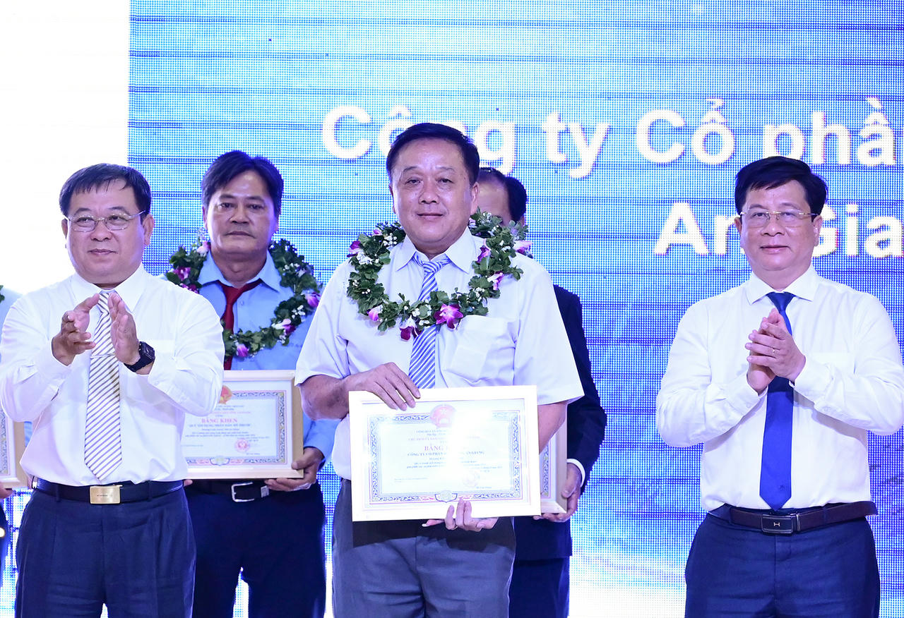 Chủ tịch UBND tỉnh An Giang Hồ Văn Mừng (bên phải) và ông Lê Thanh Việt, PCT Thường trực UBMTTQ Việt Nam tỉnh An Giang (bên trái) trao bằng khen của UBND tỉnh cho đại diện tập thể có thành tích trong sản xuất kinh doanh, góp phần vào sự phát triển kinh tế - xã hội tỉnh An Giang năm 2025. Ảnh Nguyễn Minh. 