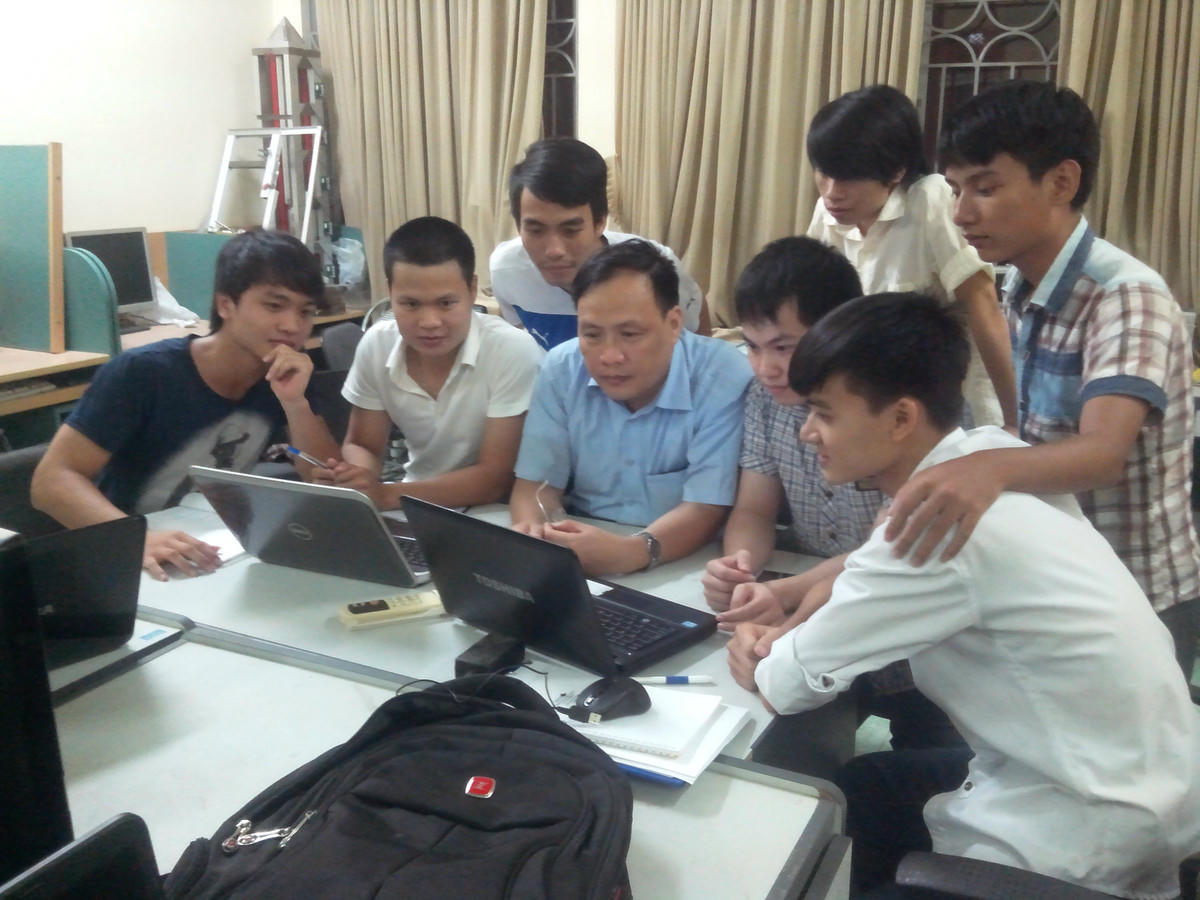 GS.TSKH Nguyễn Đình Đức, nguyên Chủ tịch Hội đồng Trường ĐH Công nghệ (ĐH Quốc gia Hà Nội) làm việc với sinh viên trong Nhóm nghiên cứu. Ảnh: NVCC.