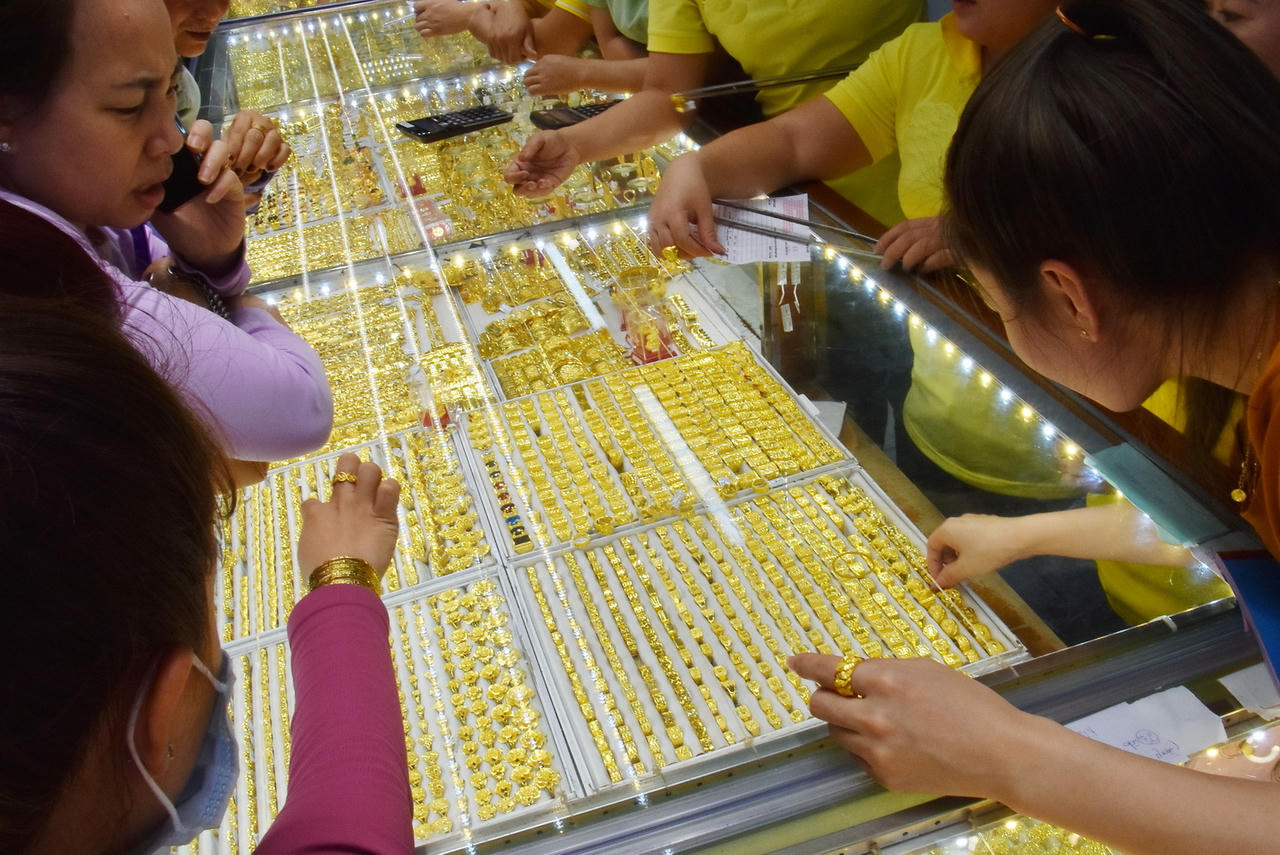 Nhiều nhà đầu tư đứng ngồi không yên trước việc giá vàng tăng phi mã. Ảnh: T.Thạnh