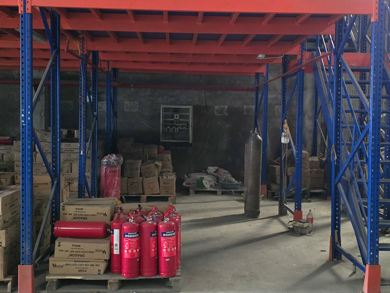 Kết quả trưng cầu giám định xác định, các bình bột, bình chữa cháy nhãn hiệu DRAGON được đưa đi giám định là hàng giả
ẢNH: C.A