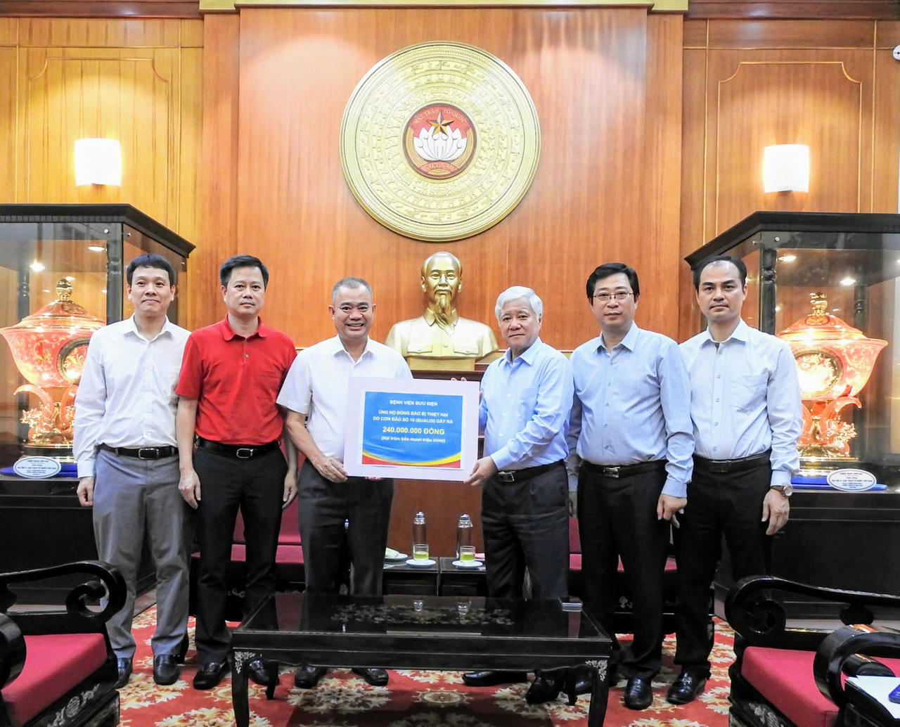 Chủ tịch Ủy ban Trung ương MTTQ Việt Nam Đỗ Văn Chiến tiếp nhận ủng hộ từ Bệnh viện Bưu điện. Ảnh: Văn Hoa