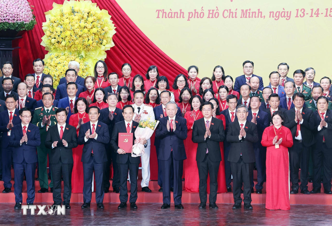 Tổng Bí thư Tô Lâm trao Quyết định của Bộ Chính trị, chỉ định đồng chí Trần Lưu Quang, Bí thư Trung ương Đảng giữ chức Bí thư Thành ủy Thành phố Hồ Chí Minh nhiệm kỳ 2025-2030 và các quyết định chỉ định Ban Chấp hành, Ban Thường vụ, Bí thư và các Phó Bí thư. (Ảnh: Thống Nhất/TTXVN)