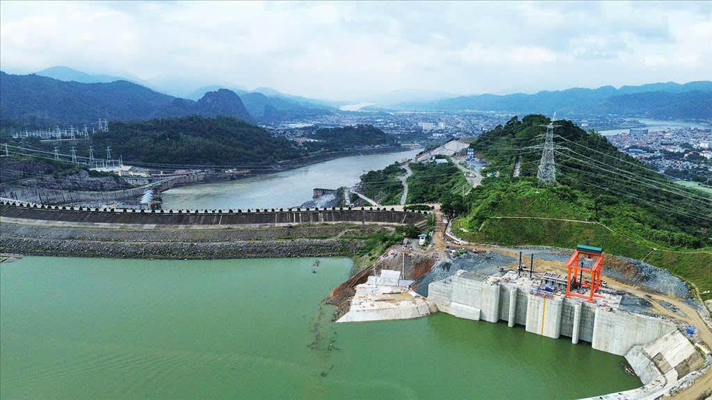 Thủy điện Hòa Bình lại mở cửa xả đáy, 6 tỉnh hạ du chú ý an toàn Thủy điện Hòa Bình lại mở cửa xả đáy, 6 tỉnh hạ du chú ý an toàn