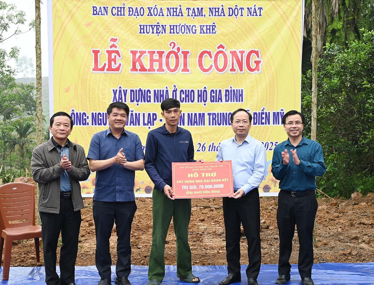 Bí thư Tỉnh ủy Hà Tĩnh Nguyễn Duy Lâm, Chủ tịch Ủy ban MTTQ Việt Nam tỉnh Trần Nhật Tân và đại diện lãnh đạo sở, ngành hỗ trợ người dân xóa nhà tạm, nhà dột nát. Ảnh: HN.