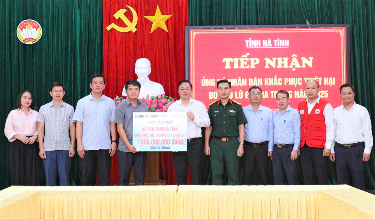 Ông Lê Trí Thanh, Chủ tịch Ủy ban Mặt trận Tổ quốc Việt Nam TP Đà Nẵng trao biển tượng trưng hỗ trợ 1 tỷ đồng cho tỉnh Hà Tĩnh khắc phục hậu quả mưa bão. Ảnh: CV.