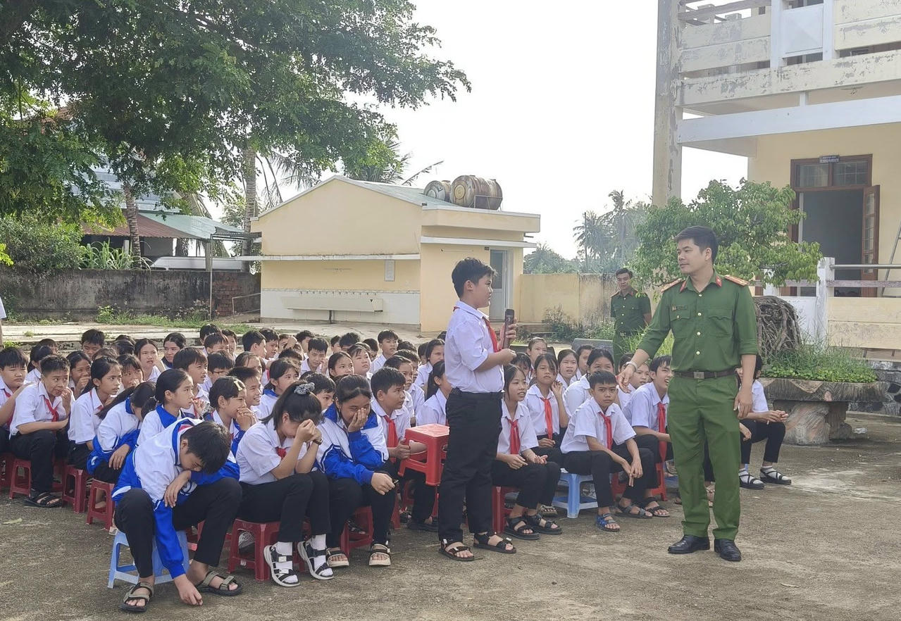 Học sinh Trường THCS Mỹ Cát (tỉnh Gia Lai) nghe tuyên truyền phổ biến pháp luật. Ảnh: NTCC