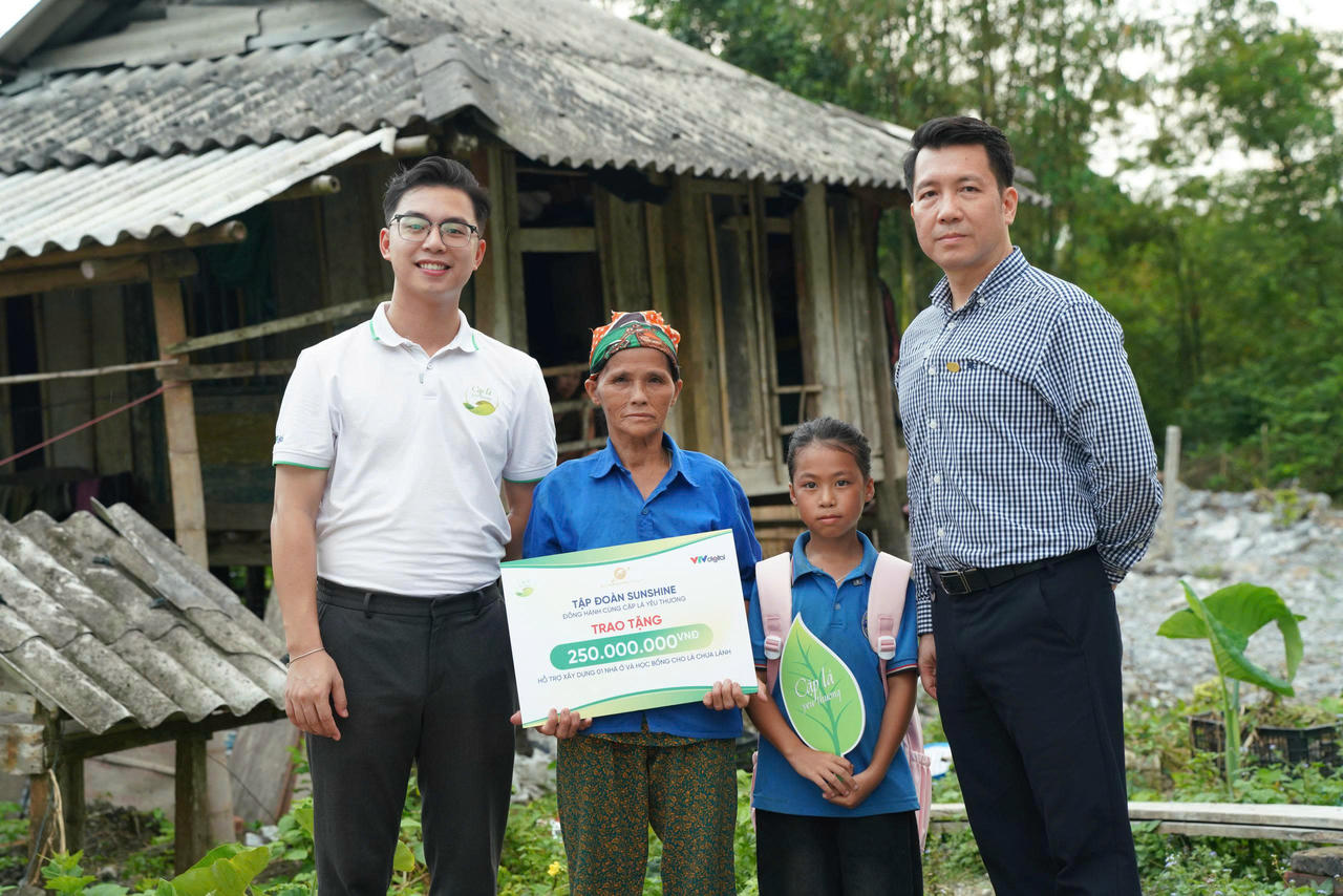 Đại diện Sunshine Group đã trao tặng suất học bổng cùng phần hỗ trợ xây dựng mái ấm mới tổng trị giá 250 triệu cho em Đinh Thị Phương - cô bé đã lớn lên trong căn nhà dột nát cùng ông bà ngoại và người mẹ bệnh nặng.