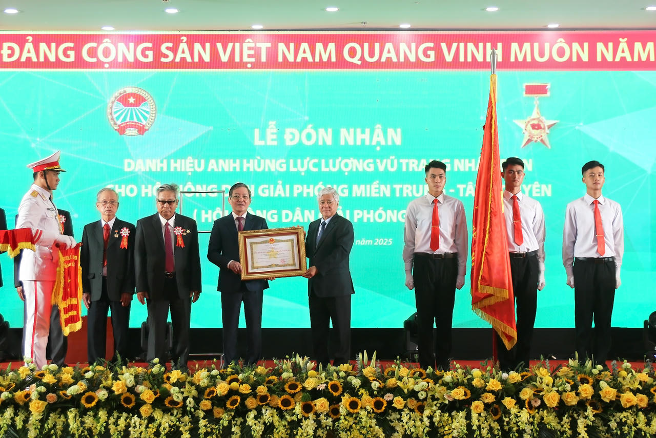 Chủ tịch UBTƯ MTTQ Việt Nam Đỗ Văn Chiến trao tặng danh hiệu Anh hùng Lực lượng vũ trang nhân dân cho Hội Nông dân giải phóng miền Trung - Tây Nguyên (Hội Nông dân giải phóng khu V). Ảnh: Tiến Đạt.