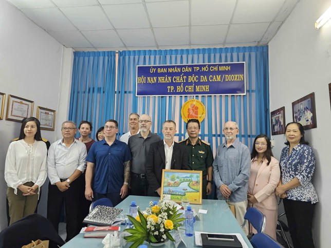 Hội Nạn nhân chất độc da cam/dioxin TP Hồ Chí Minh và&nbsp;Đoàn ĐH Georgia tại buổi đến thăm và làm việc. Ảnh: Linh Trần.