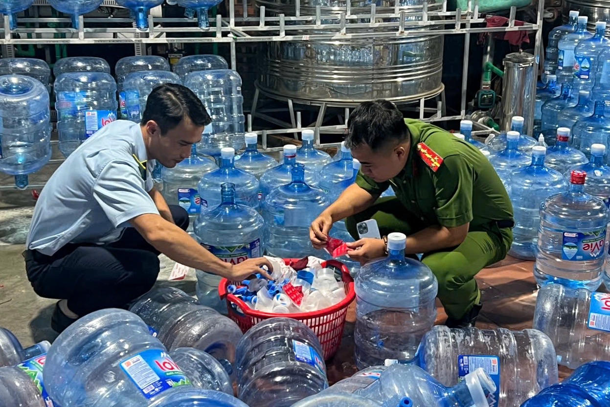 Công an Hà Nội cho biết, vỏ bình Lavie được các đối tượng thu gom trôi nổi trên địa bàn, sau đó vận chuyển, tập kết về xưởng sản tại địa điểm nêu trên.