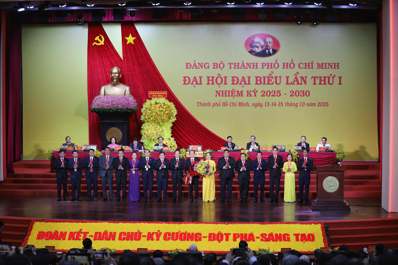 Ủy ban Kiểm tra Thành ủy TPHCM nhiệm kỳ 2025-2030 ra mắt Đại hội, gồm có 16 đồng chí. Ảnh: Đ.H.