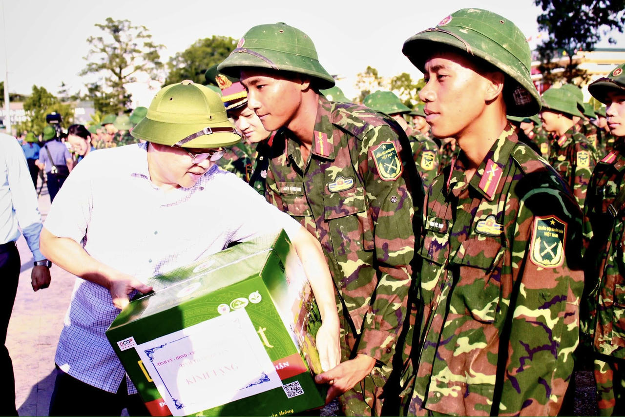 Phó Bí thư Tỉnh ủy, Chủ tịch Ủy ban MTTQ tỉnh Thái Nguyên Đinh Quang Tuyên tặng quà cho các chiến sỹ đã vất vả trong thời gian vừa qua. Ảnh: Thu Huệ.