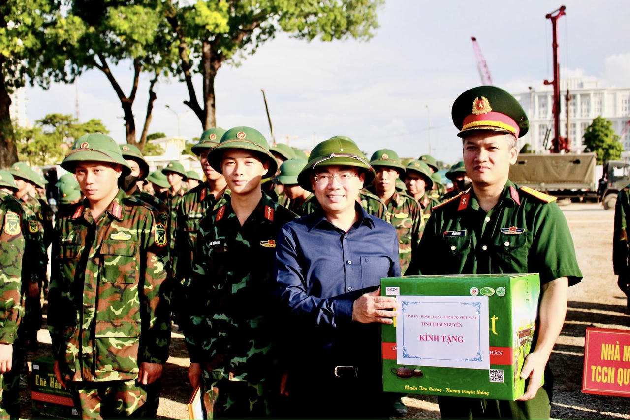Phó Bí thư Thường trực Tỉnh ủy , Chủ tịch HĐND tỉnh Thái Nguyên Nguyễn Đăng Bình tặng quà cho các đơn vị tham gia giúp đỡ tỉnh Thái Nguyên. Ảnh: Thu Huệ. 