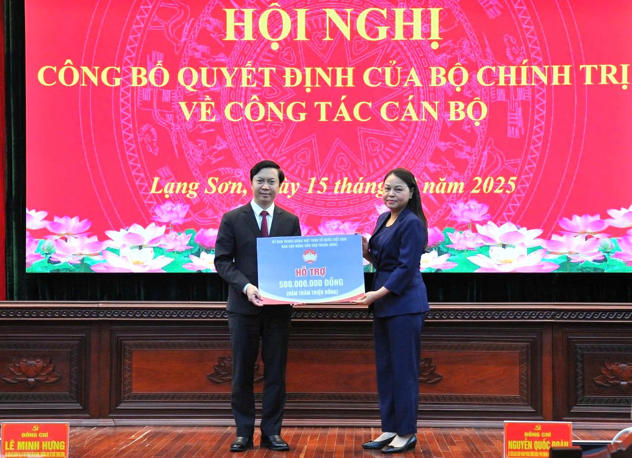Ủy viên Trung ương Đảng, Phó Chủ tịch - Tổng thư ký UBTƯ MTTQ Việt Nam Nguyễn Thị Thu Hà trao kinh phí hỗ trợ tỉnh Lạng Sơn khắc phục hậu quả do thiên tai gây ra. Ảnh: BLS