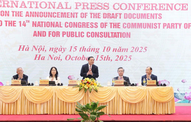 Chủ trì họp báo. Ảnh: Toàn Thăng