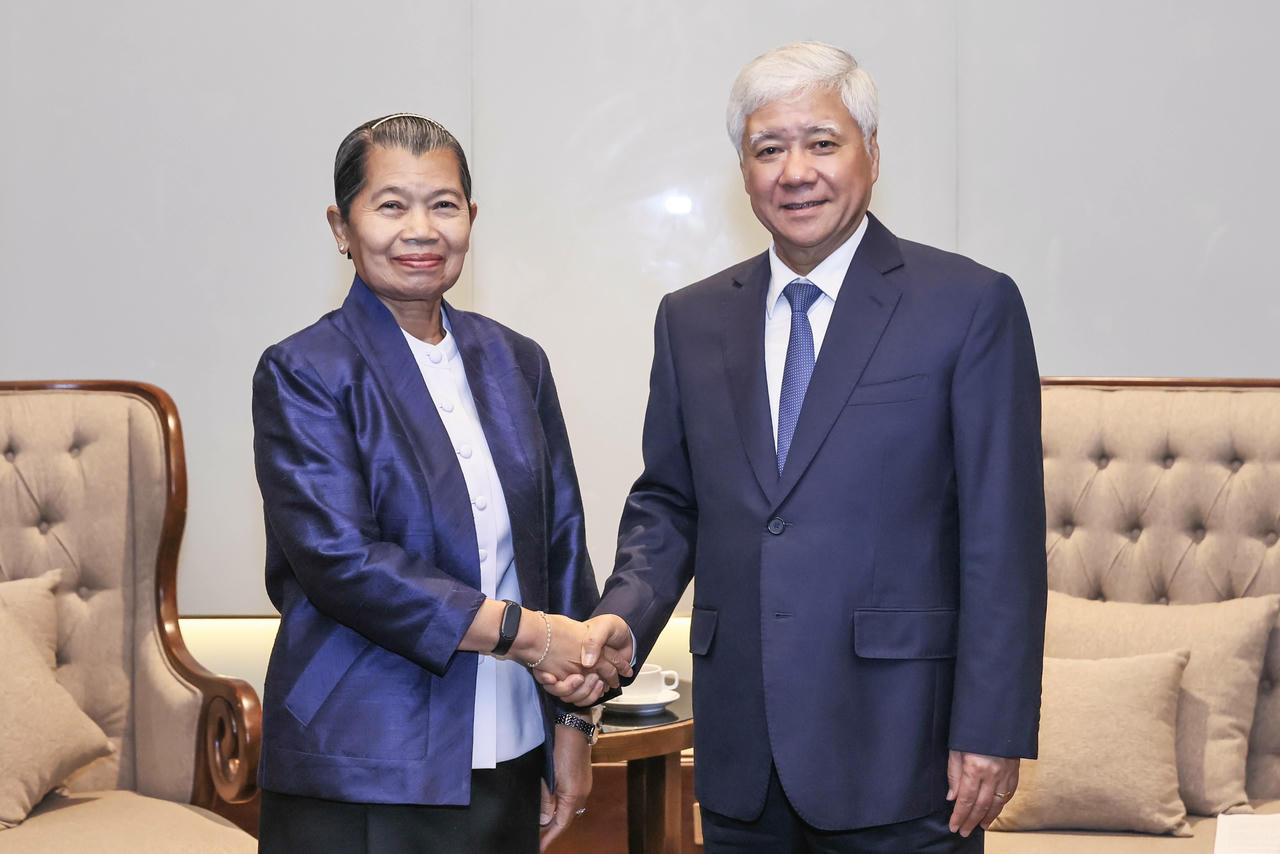 Ông Đỗ Văn Chiến, Ủy viên Bộ Chính trị, Bí thư Trung ương Đảng, Chủ tịch UBTƯ MTTQ Việt Nam thân mật tiếp bà Men Sam An, Phó Chủ tịch Đảng Nhân dân Campuchia, Chủ tịch Hội đồng quốc gia Mặt trận Đoàn kết Phát triển Tổ quốc Campuchia, ngày 24/5/2025 Ảnh: Quang Vinh