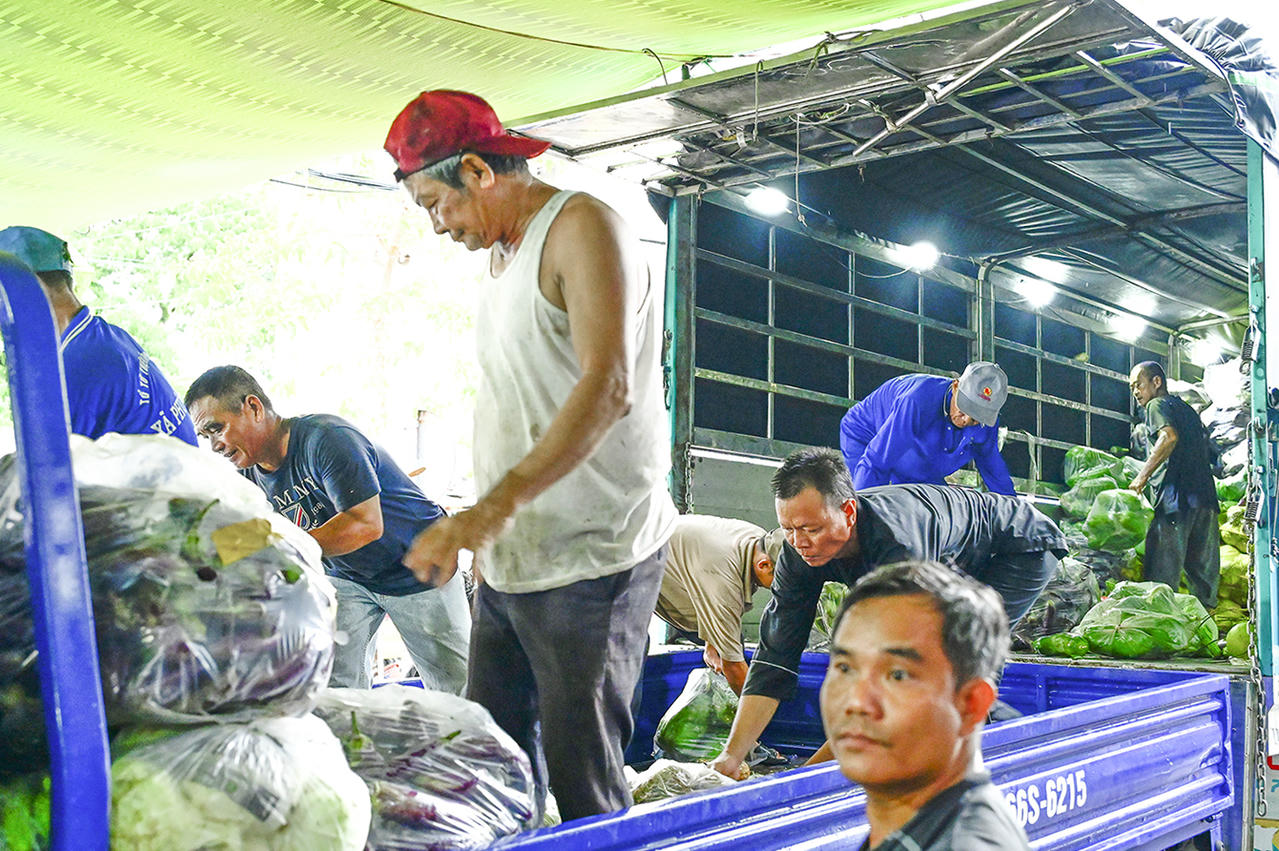 Rau củ quả từ nhiều nơi được người dân chở đến hỷ cũng đình, sau đó chế biến thành các món chay thết đãi khách thập phương. Ảnh Nguyễn Minh.