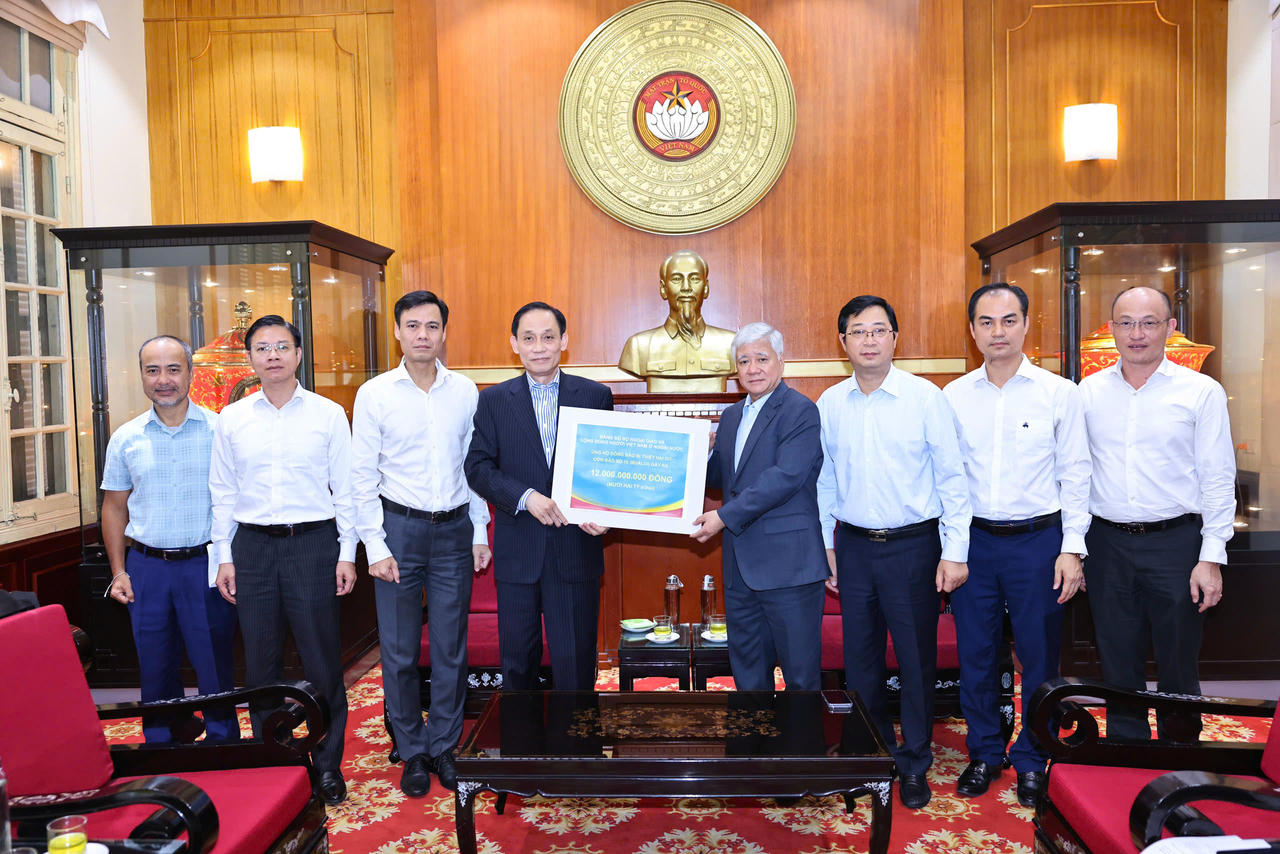 Ông Đỗ Văn Chiến, Ủy viên Bộ Chính trị, Bí thư Trung ương Đảng, Chủ tịch Ủy ban Trung ương MTTQ Việt Nam tiếp nhận số tiền ủng hộ 12 tỷ đồng từ Đảng bộ Bộ Ngoại giao và cộng đồng người Việt Nam ở nước ngoài. Ảnh: M. Hiển