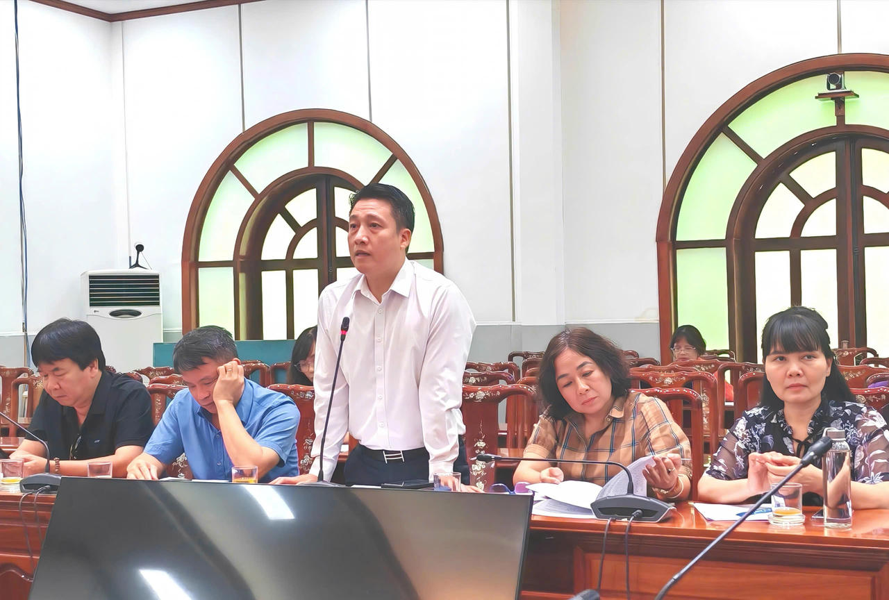 Phó Tổng Biên tập Báo Đại Đoàn Kết Nguyễn Văn Dũng phát biểu tại Hội nghị. 