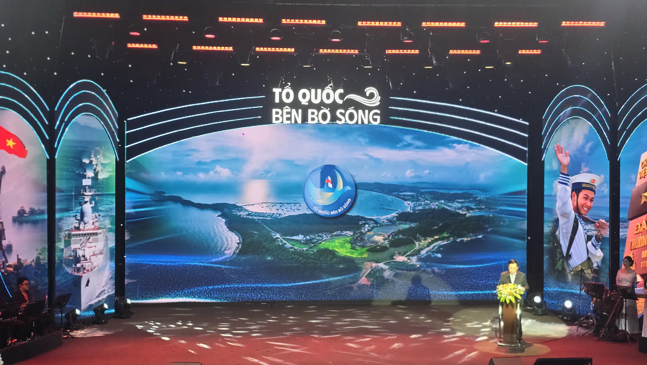 Đồng chí Nguyễn Trọng Nghĩa, Ủy viên Bộ Chính trị, Bí thư Trung ương Đảng, Trưởng Ban Tuyên giáo và Dân vận Trung ương dự và phát biểu chỉ đạo tại buổi lễ. Ảnh Văn Thanh.