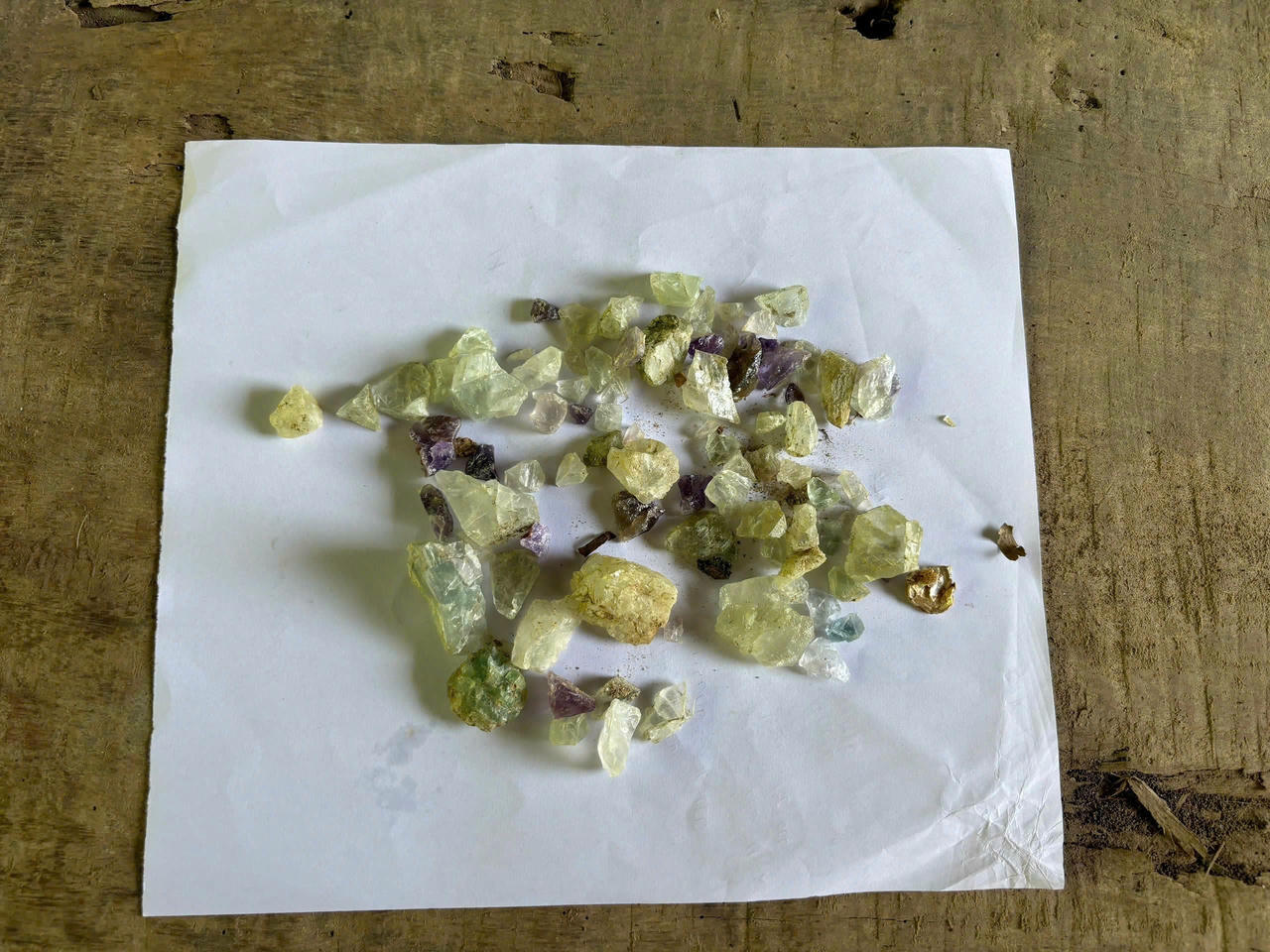"Ngọc quý" mà các đối tượng giới thiệu thực tế chỉ là đá rẻ tiền, được dàn dựng, thổi phồng giá trị nhằm lừa đảo. Ảnh: CAT Lào Cai.